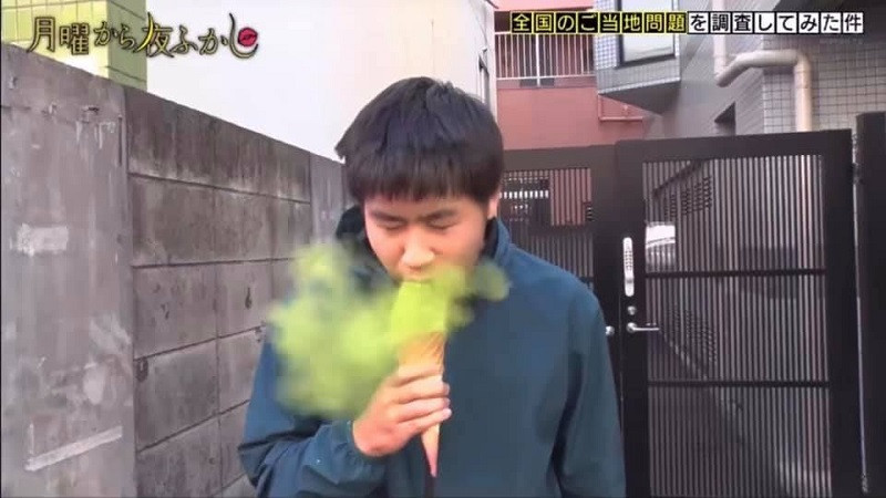 Đáng chú ý, khi được hỏi vì sao lại cho nhiều bột trà xanh lên như vậy, ông Kazuaki Takatsu - quản lý cửa hàng cho rằng "làm thế mới ngon" khiến nhiều người "đứng hình" vì câu trả lời quá "bá đạo".