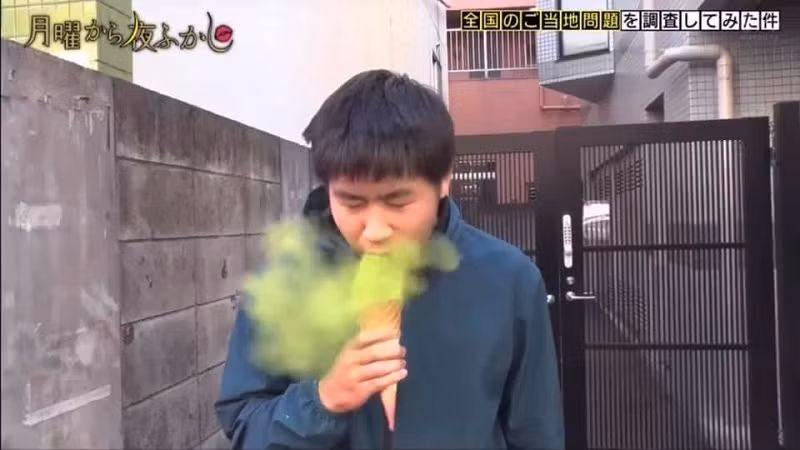 Đáng chú ý, khi được hỏi vì sao lại cho nhiều bột trà xanh lên như vậy, ông Kazuaki Takatsu - quản lý cửa hàng cho rằng "làm thế mới ngon" khiến nhiều người "đứng hình" vì câu trả lời quá "bá đạo".