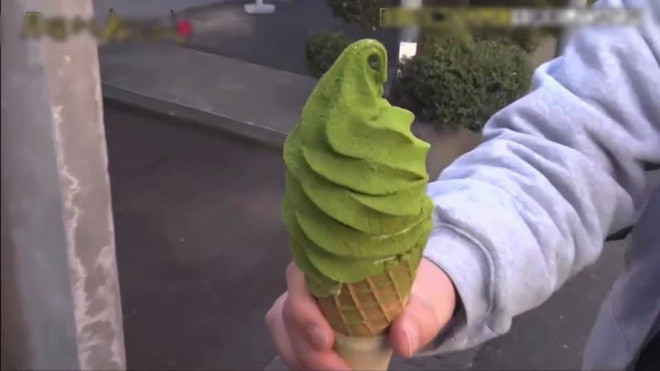 Tuy nhiên, dù rơi vào cảnh "dở khóc dở cười", bất đắc dĩ trở thành "nạn nhân" của cửa tiệm trên nhưng thực khách không hề tức giận mà còn tỏ ra thích thú với phiên bản kem matcha đặc biệt này.