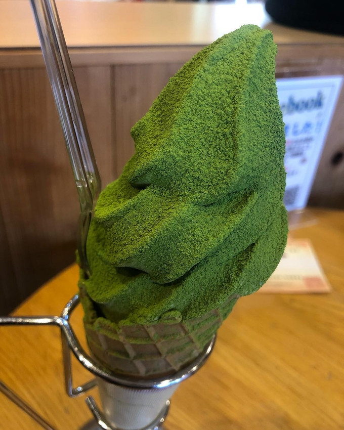 Thực khách thản nhiên thưởng thức mà không có sự đề phòng nào nên ngay khi cắn miếng kem đầu tiên đã ho sặc sụa.