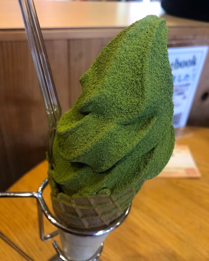 Thực khách thản nhiên thưởng thức mà không có sự đề phòng nào nên ngay khi cắn miếng kem đầu tiên đã ho sặc sụa.