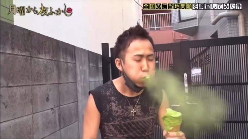 Cả 10 khách khi thực hiện thử thách ăn kem trà xanh của cửa hàng này thì tất cả đều sặc cho dù có ăn nhiều hay ăn ít, cắn mạnh hay cắn nhẹ. Ảnh: Internet.