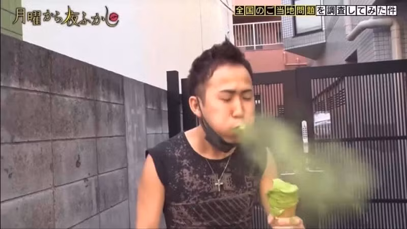 Cả 10 khách khi thực hiện thử thách ăn kem trà xanh của cửa hàng này thì tất cả đều sặc cho dù có ăn nhiều hay ăn ít, cắn mạnh hay cắn nhẹ. Ảnh: Internet.