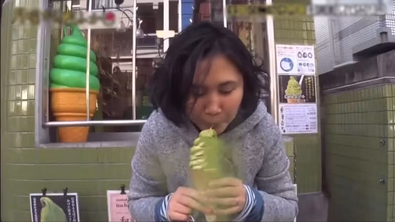 Theo đó, nếu như nhìn qua, chiếc kem không khác gì kem ốc quế truyền thống. Tuy nhiên, thực tế là sau khi cho kem vào ốc quế, chủ quán đã mạnh tay rắc thật nhiều bột trà xanh phủ lên trên.