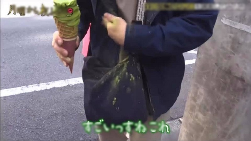 Thậm chí dù thực khách đã ăn rất cẩn thận nhưng không tránh khỏi việc bị lớp bột tung tóe, vương hết vào quần áo. Một số ý kiến cho rằng đây là thử thách mà các tín đồ trà xanh nên thử.