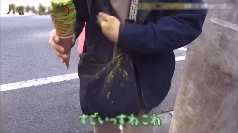 Thậm chí dù thực khách đã ăn rất cẩn thận nhưng không tránh khỏi việc bị lớp bột tung tóe, vương hết vào quần áo. Một số ý kiến cho rằng đây là thử thách mà các tín đồ trà xanh nên thử.