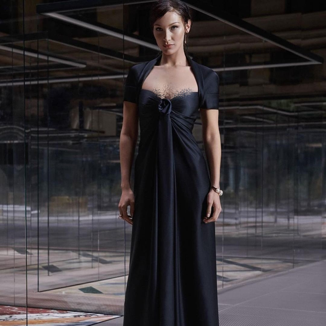 Mới đây, Bella Hadid gây chú ý vì diện trang phục o ép vòng 1 quá đỗi gợi cảm của thương hiệu Fendi.