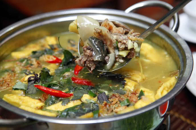 Cá sấu om chuối đậu: Để thực hiện món này, người ta cắt thịt cá sấu thành miếng vừa ăn rồi ướp với nước mắm, hạt nêm cho ngấm gia vị rồi xào với tỏi cho dậy mùi rồi nấu chín với nước và mẻ. Khi thịt chín, cho bột nghệ, chuối xanh cắt khúc, đậu phụ cắt vuông vào nấu cho chín mềm thì dùng được. Ảnh: Internet.