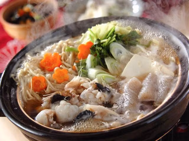 Cách làm lẩu cũng vô cùng đơn giản. Chuẩn bị: Thịt cá sấu hỏa tiễn, gừng, giềng, xả, nước dùng, rau cải thảo, rau muống. Thực hiện: Đun sôi nước dùng, tăng giảm gia vị cho vừa khẩu vị. Cho các nguyên liệu đã chuẩn bị vào nồi. Khi thưởng thức, bạn cho thịt cá sấu vào nồi rồi ăn cùng rau cải thảo và rau muống sẽ rất ngon.