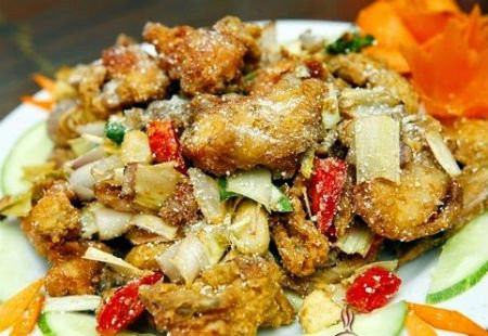 Để chế biến món này, người ta lấy muối biển cũng được đem rang khô và giã nhỏ. Chiên vàng sả, lá lốt thái nhỏ, vớt ra trộn chung với muối đã giã nhỏ. Sườn cá sấu chặt thành miếng vừa ăn, cho vào nồi luộc đến khi nước sôi (khoảng 7 phút), vớt ra để ráo rồi ướp với hạt tiêu, hạt nêm, ngũ vị hương trong 20 phút.