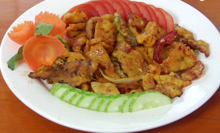 Cá sấu xào sả ớt: Cách xào thịt cá sấu cũng khá đơn giản. Để làm món này, người ta lấy thịt cá sấu cắt miếng vừa ăn rồi trộn với hành tím, sả băm nhuyễn, nêm các loại gia vị, rau thơm, sa tế, ướp trong khoảng 10 – 20 phút rồi xào thịt với bơ và dầu ăn. Khi thịt cá sấu đã săn lại thì cho một ít nước lọc vào nấu đến khi món ăn sánh lại là được.