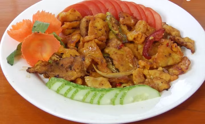 Cá sấu xào sả ớt: Cách xào thịt cá sấu cũng khá đơn giản. Để làm món này, người ta lấy thịt cá sấu cắt miếng vừa ăn rồi trộn với hành tím, sả băm nhuyễn, nêm các loại gia vị, rau thơm, sa tế, ướp trong khoảng 10 – 20 phút rồi xào thịt với bơ và dầu ăn. Khi thịt cá sấu đã săn lại thì cho một ít nước lọc vào nấu đến khi món ăn sánh lại là được.