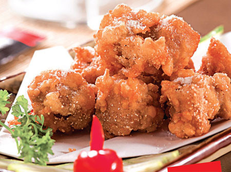 Sườn cá sấu sau khi ướp được lăn qua bột rồi chiên vàng, vớt ra để trên giấy thấm dầu. Sau khi miếng sườn cá sấu khô dầu thì được cho vào nồi xóc lên cùng với hỗn hợp muối, sả và lá lốt.