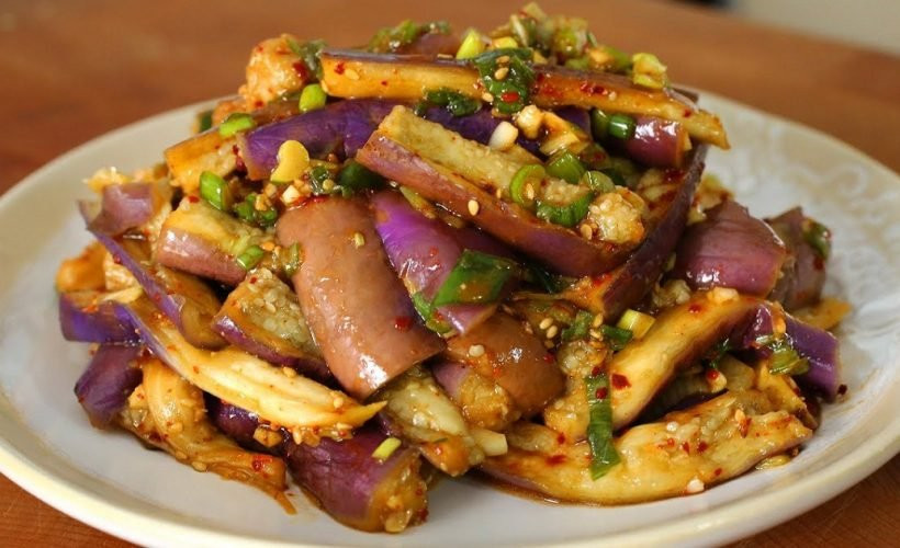 Đun sôi nước rồi cho thịt cá sấu cùng các gia vị ở trên vào hầm khoảng 10 phút. Cho thêm bột năng cho sánh, rồi rắc lá tía tô, lá lốt vào, đảo qua và tắt bếp.