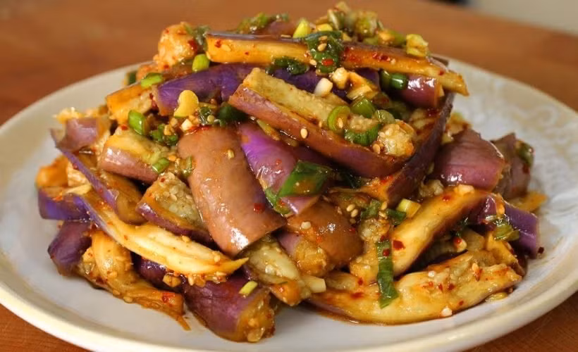 Đun sôi nước rồi cho thịt cá sấu cùng các gia vị ở trên vào hầm khoảng 10 phút. Cho thêm bột năng cho sánh, rồi rắc lá tía tô, lá lốt vào, đảo qua và tắt bếp.