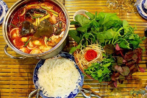 Lẩu cá sấu hỏa tiễn là một món ăn ngon, độc đáo được khá nhiều người yêu thích. Đây là sự kết hợp hài hòa giữa vị ngọt, ngậy của thịt cá sấu với các gia vị khác.