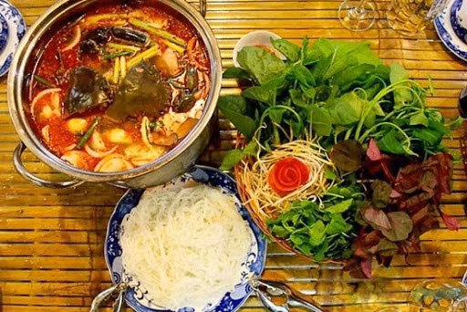 Lẩu cá sấu hỏa tiễn là một món ăn ngon, độc đáo được khá nhiều người yêu thích. Đây là sự kết hợp hài hòa giữa vị ngọt, ngậy của thịt cá sấu với các gia vị khác.