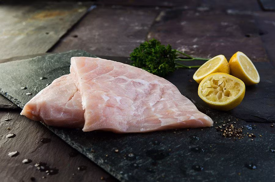 Cách chế biến: Thịt cá sấu mỏ vịt rửa sạch, ngâm nước muối 30 phút. Thái thịt thành miếng vuông nhỏ vừa ăn rồi luộc qua nước sôi. Tẩm ướp thịt cùng gia vị: hạt nêm, hạt tiêu, tương XO, sữa tươi, nước cốt dừa. Thái vuông cà tím, cà rốt rồi chiên qua dầu.