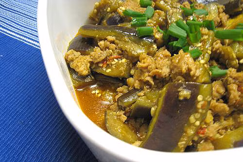 Cá sấu hầm cà tím: Khi hầm cùng cà tím, thịt cá sấu sẽ càng trở nên mềm, thơm, ngon, hấp dẫn. Vì vậy, cá sấu hầm cà tím cũng là món ăn bạn phải thử khi muốn thưởng thức hương vị của loại cá này. Chuẩn bị: Thịt cá sấu, cà tím, đậu phụ rán, nấm hương, tương XO, nước cốt dừa, sữa tươi, lá tía tô,…