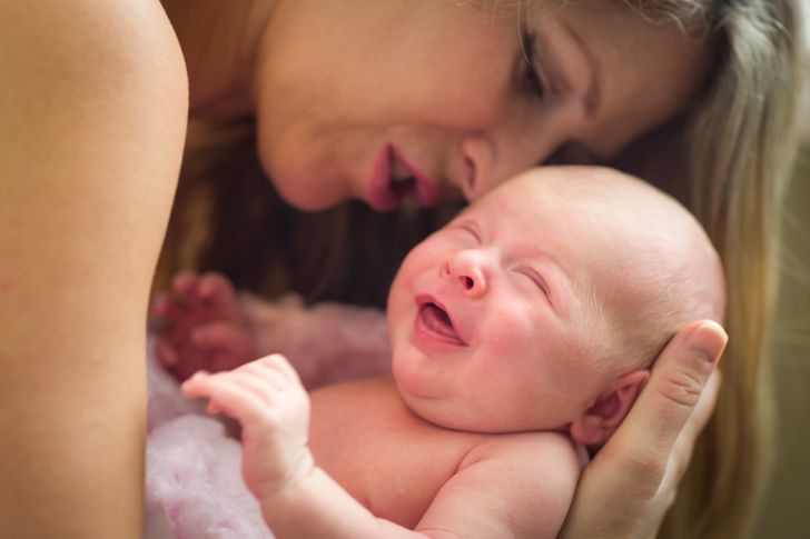 Trẻ cũng có thể có bộ ngực nhỏ. Trẻ sơ sinh (cả bé trai và bé gái) có thể bị sưng, to vú hoặc các cục u xung quanh vùng ngực. Đa phần đó chỉ là do sự tiếp xúc với nội tiết tố của mẹ khi còn trong bụng mẹ. Các hormone tương tự khiến ngực của người mẹ sưng lên cũng có thể tác động tương tự đối với ngực của em bé.