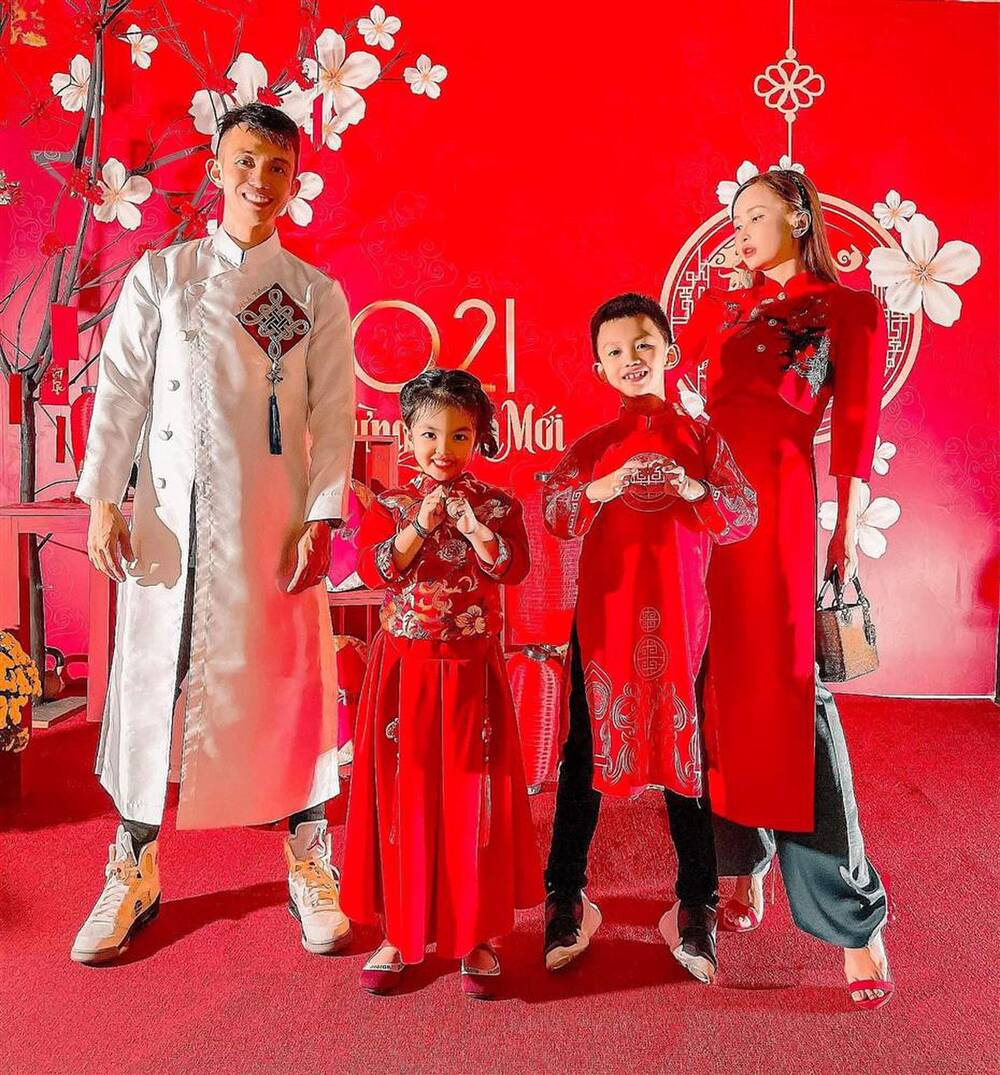 Hinh anh Minh Nhua chup cung 3 co con gai cua nguoi vo dau