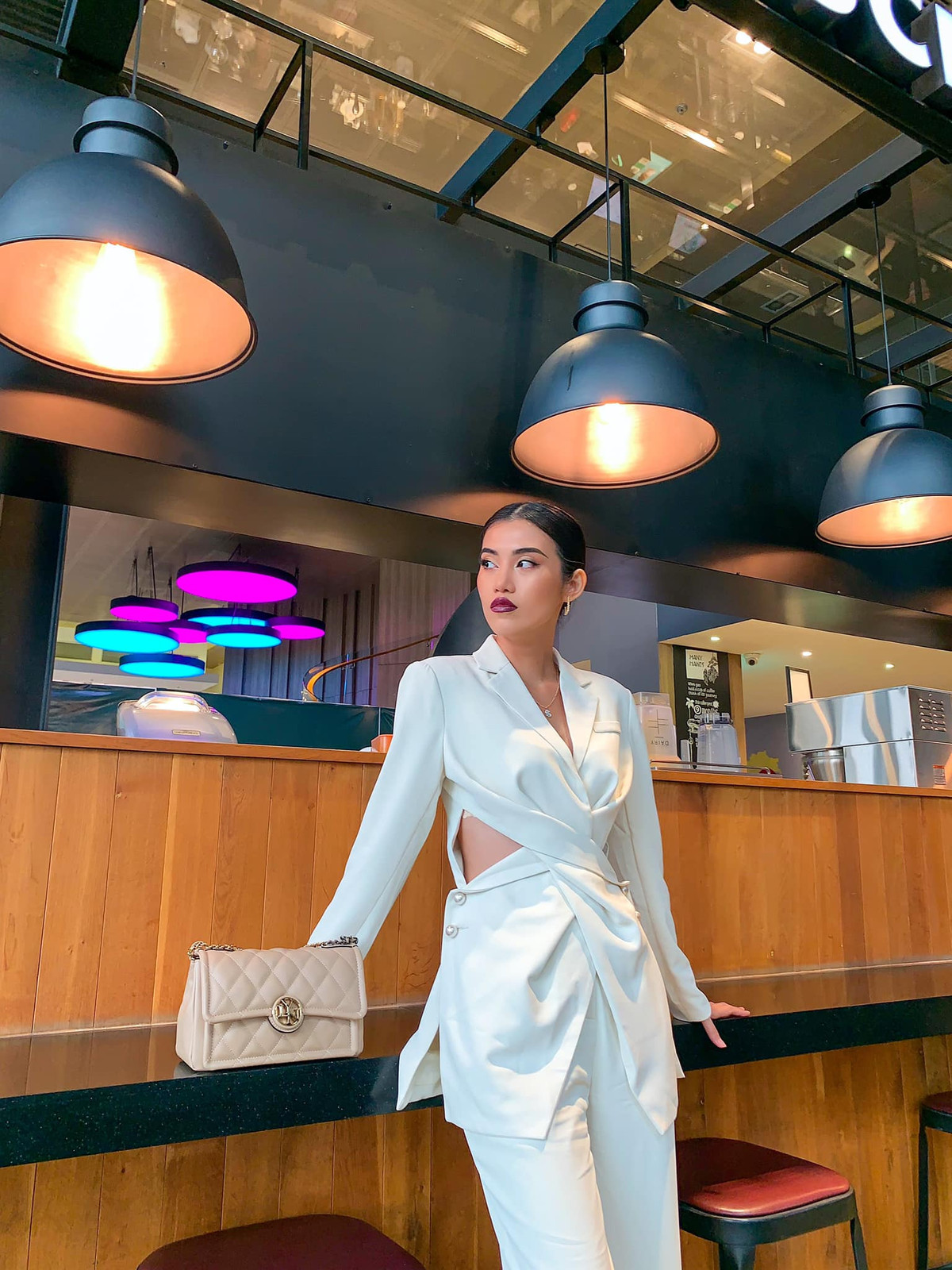 Cổ Ngân trông vừa sành điệu vừa quyến rũ khi diện bộ vest trắng với khoảng hở ở vòng hai.