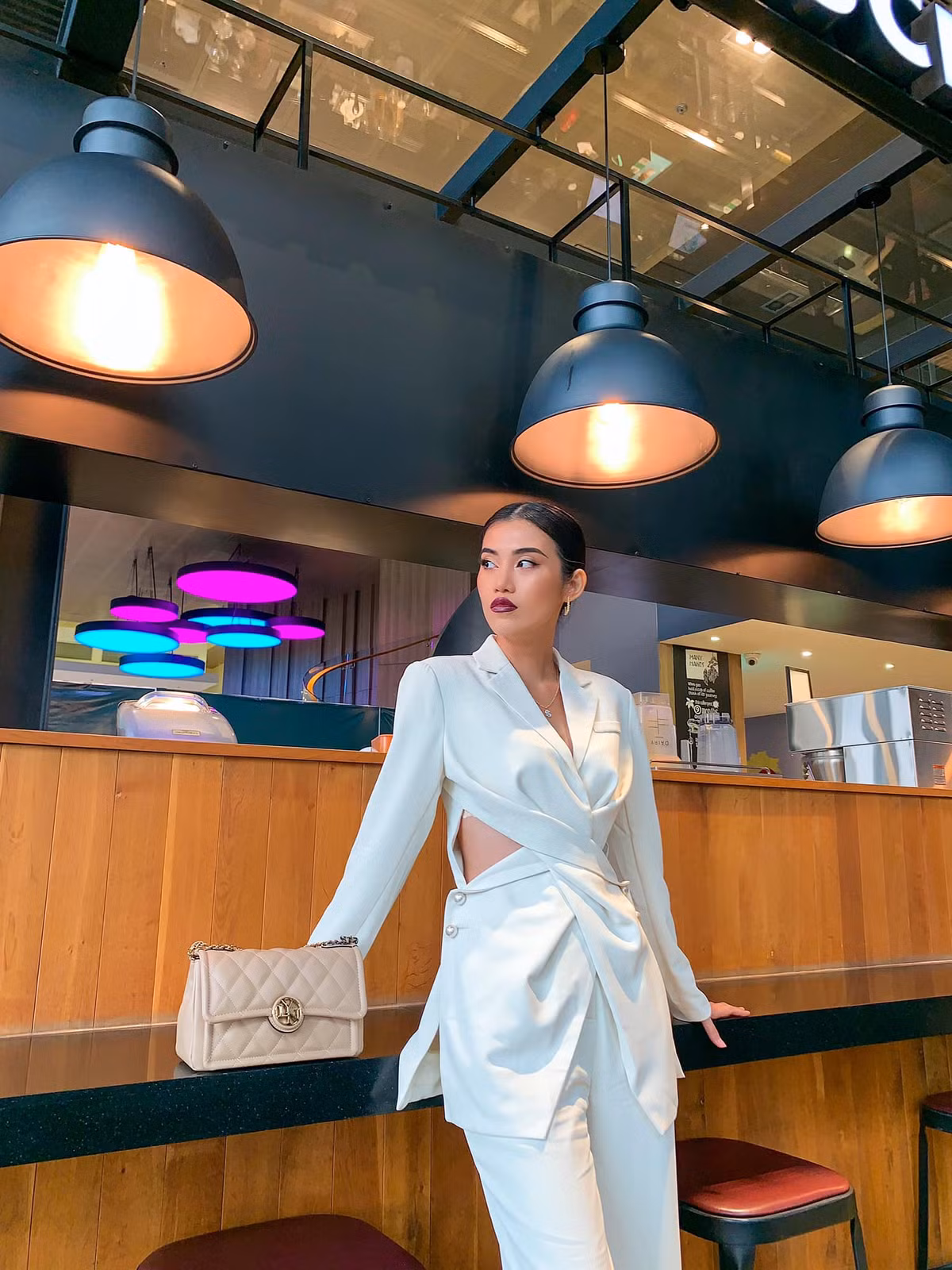 Cổ Ngân trông vừa sành điệu vừa quyến rũ khi diện bộ vest trắng với khoảng hở ở vòng hai.