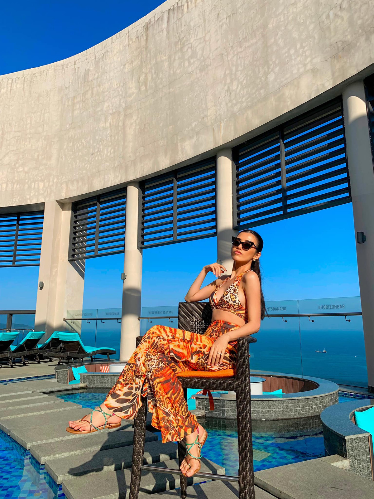 Có làn da nâu bánh mật cùng đôi chân dài gợi cảm nên cô nàng khá tự tin diện những trang phục ôm sát hoặc xẻ ngực sâu khoe lợi thế cơ thể.