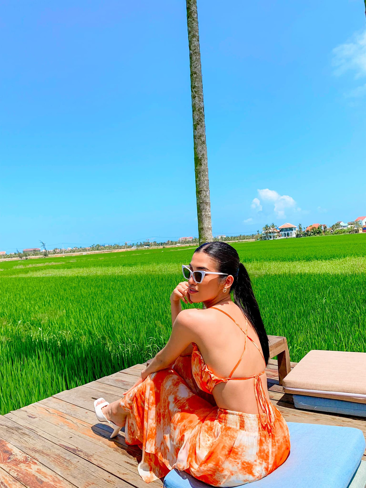 Set đồ hở lưng trần giúp người đẹp 27 tuổi phô trọn tấm lưng quá đỗi gợi cảm.