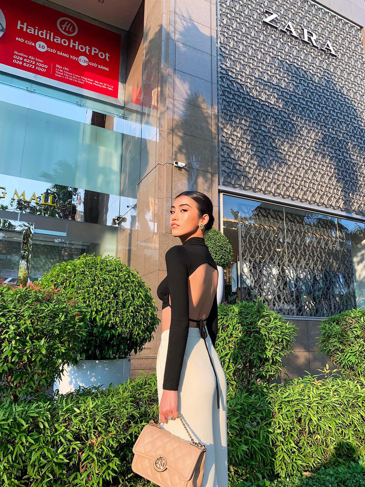 Một lần khác, cô nàng xuống phố với chiếc áo croptop hở lưng táo bạo phối cùng quần cạp cao tông màu tương phản.