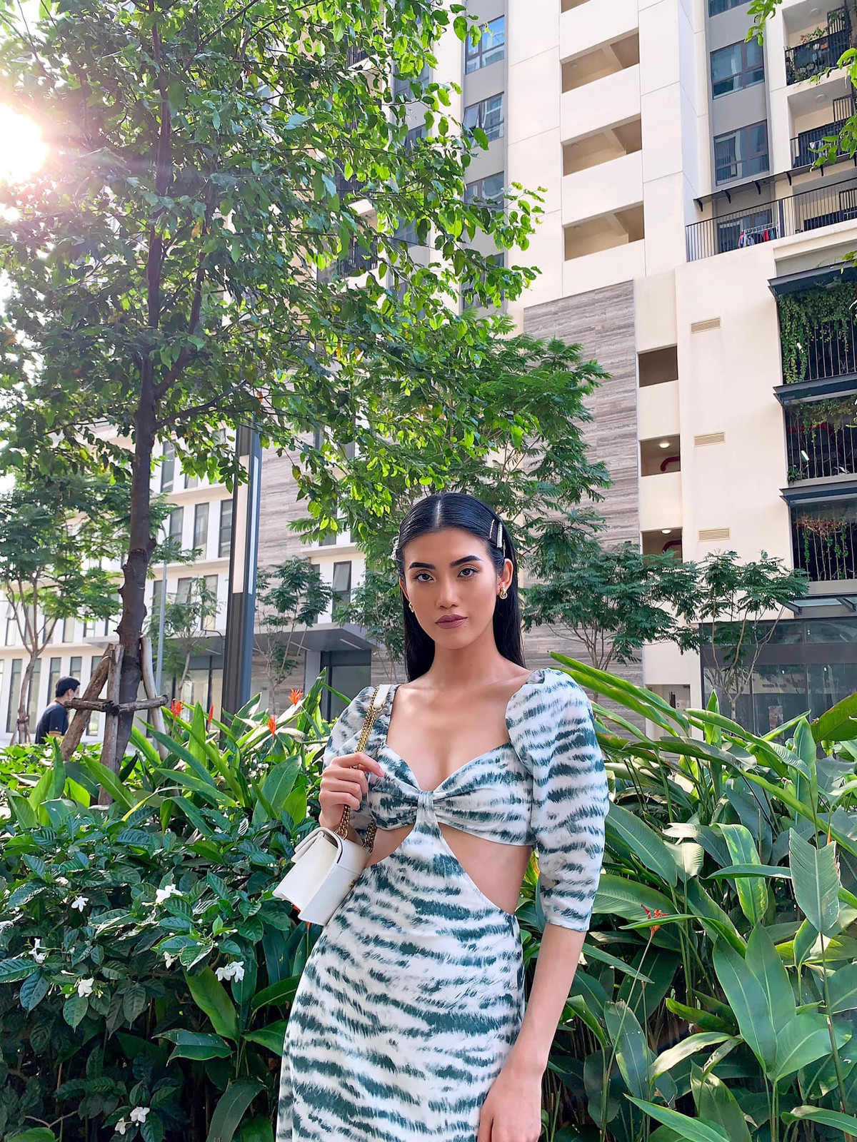 Váy cut-out với những khoảng hở táo bạo được Cổ Ngân tích cực lăng xê.