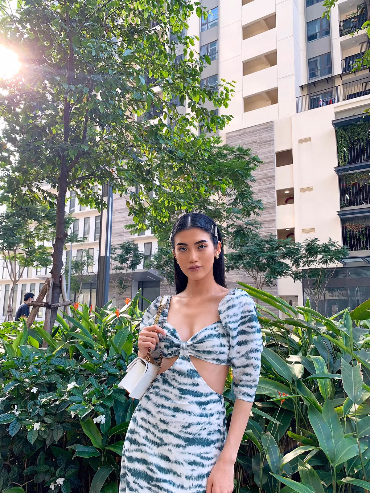 Váy cut-out với những khoảng hở táo bạo được Cổ Ngân tích cực lăng xê.