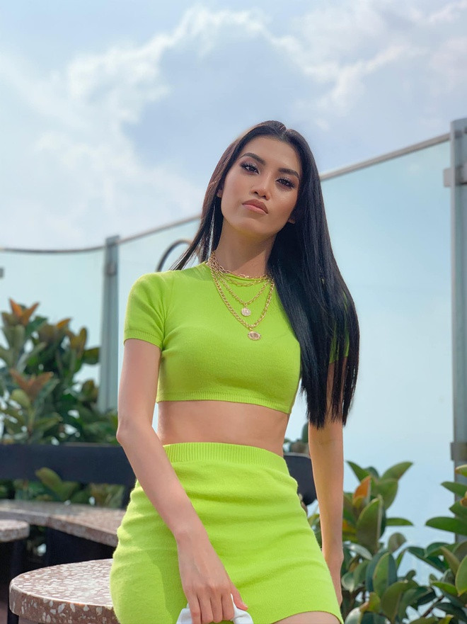 Cổ Ngân tên thật là Cổ Thị Kim Ngân, sinh năm 1994 tại TP.HCM. Năm 2018, cô từng tham gia chương trình truyền hình thực tế "The Bachelor Vietnam - Anh chàng độc thân 2018" và gây ấn tượng khi sở hữu gương mặt cá tính, chiều cao 1m70 cùng tính cách thẳng thắn. Cô cũng được cộng đồng mạng phong danh là "bản sao" Lan Khuê với sắc vóc na ná đàn chị.