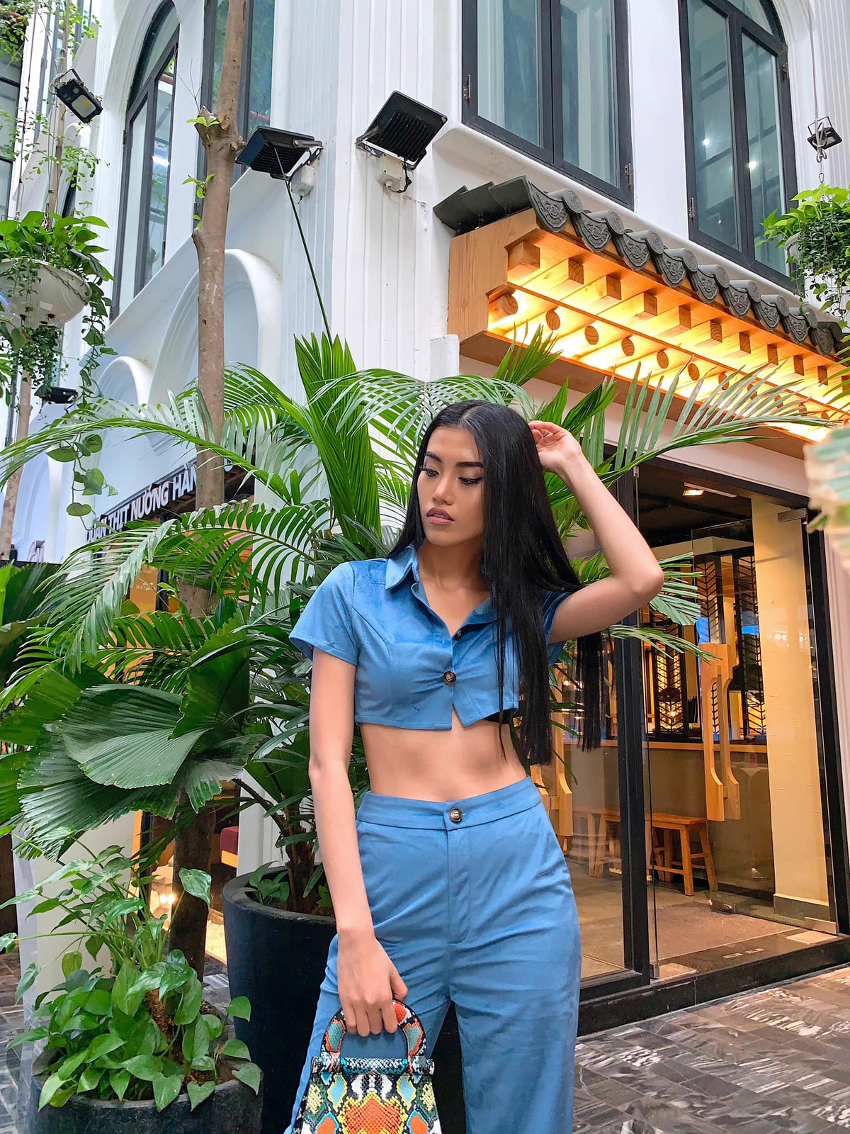 Cổ Ngân khoe eo thon săn chắc với set đồ dáng croptop màu xanh. Ảnh: FBNV.