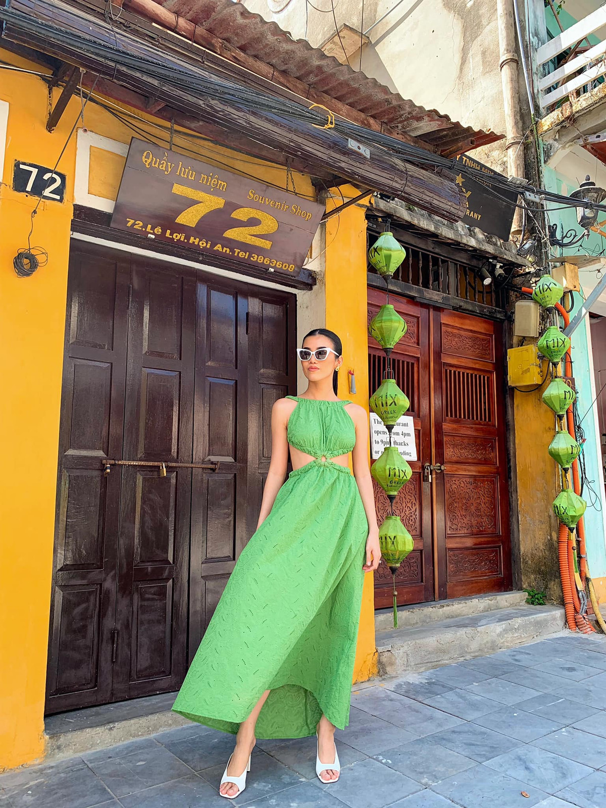 Các kiểu đầm cut-out ở eo và khoe lưng trần thường xuyên xuất hiện trong tủ đồ của Cổ Ngân.