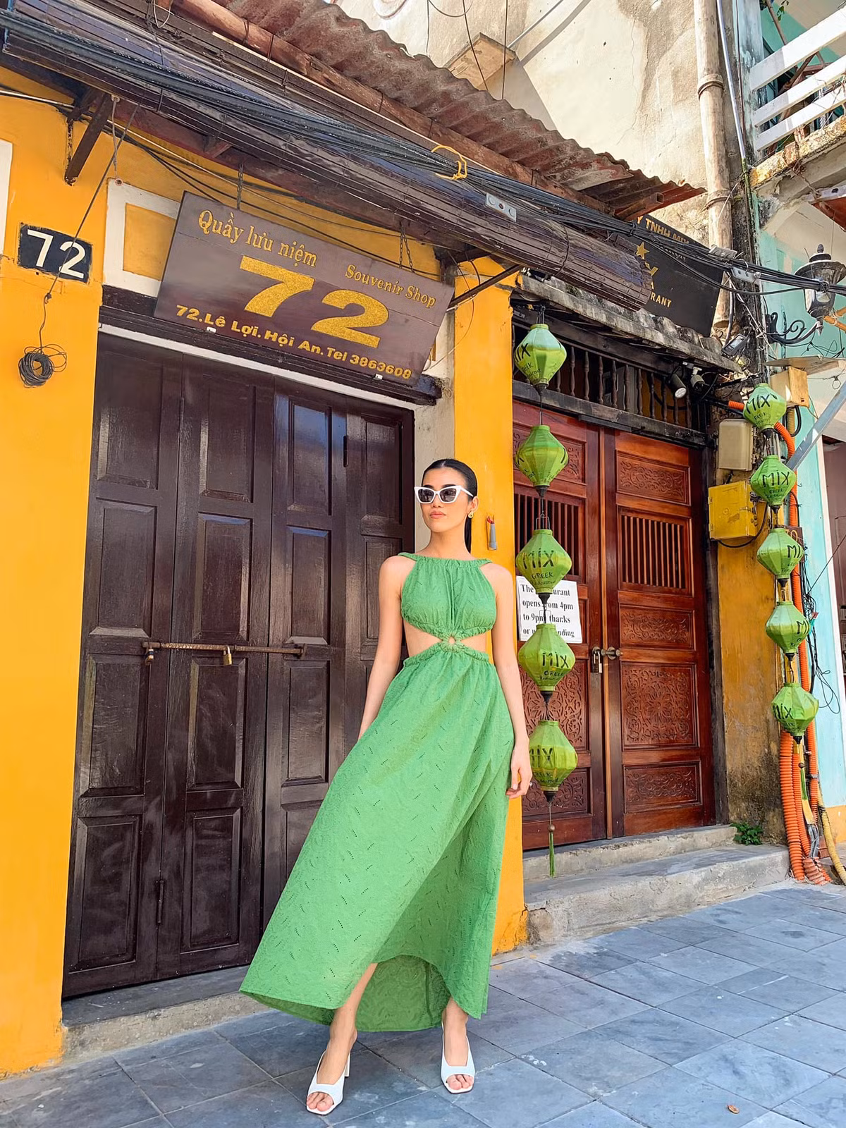 Các kiểu đầm cut-out ở eo và khoe lưng trần thường xuyên xuất hiện trong tủ đồ của Cổ Ngân.