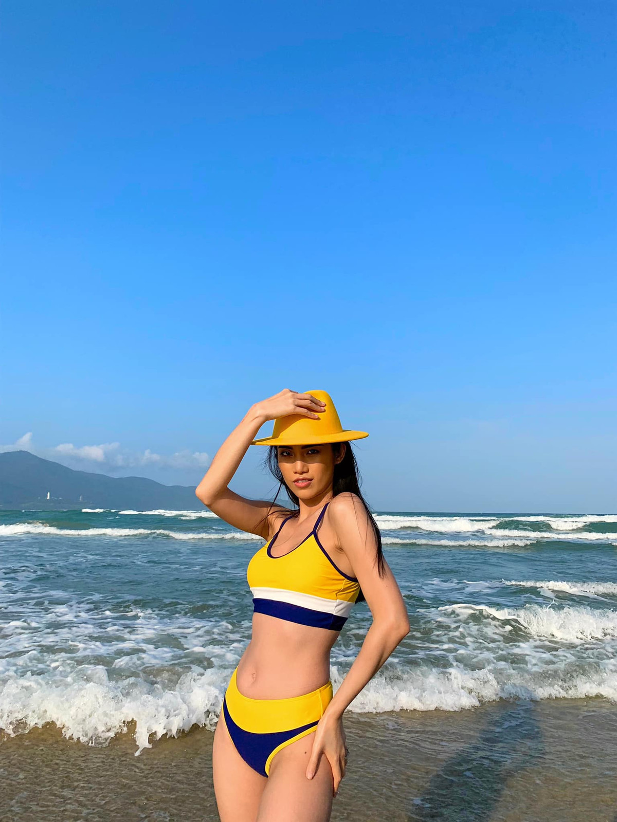 Cổ Ngân sở hữu vóc dáng gợi cảm, điều này giúp cô nàng chinh phục mọi set đồ sexy như bikini 2 mảnh.