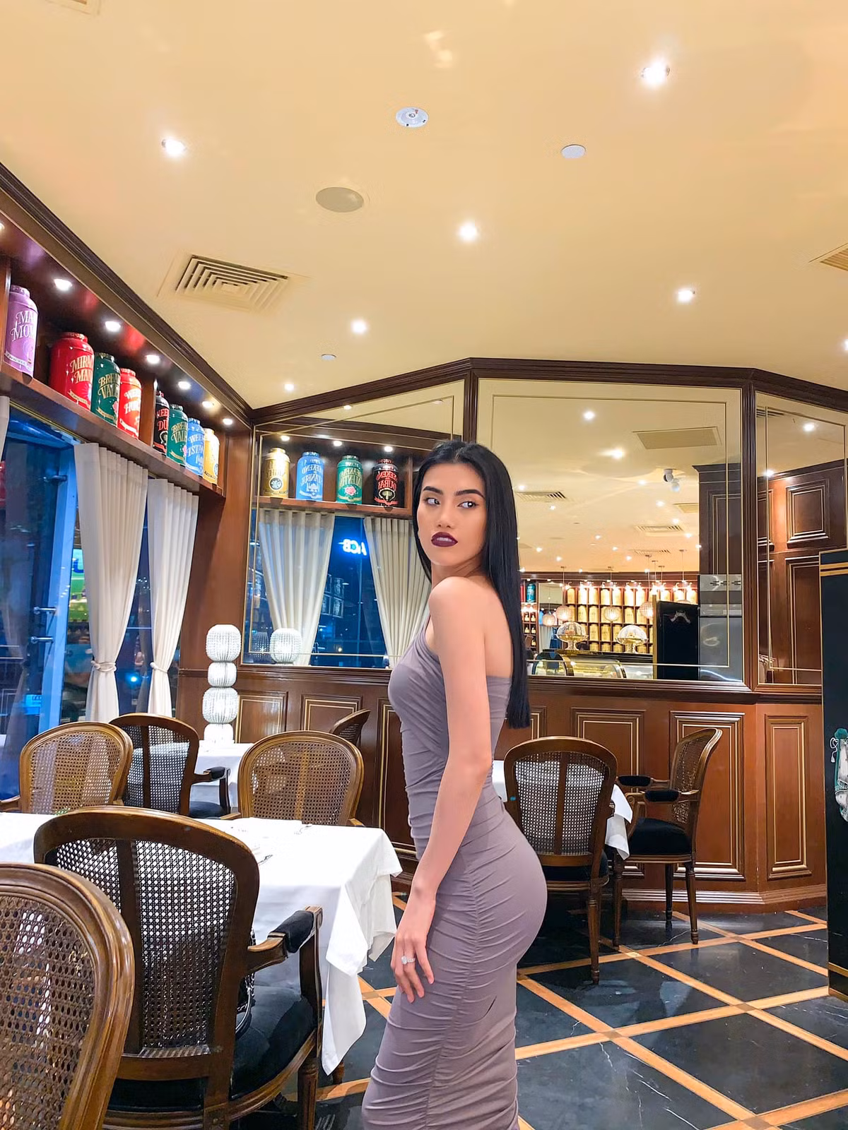 Diện chiếc đầm bó sát với chi tiết bèo nhún, Cổ Ngân khoe trọn vòng 1 căng tràn cùng đường cong hoàn hảo.