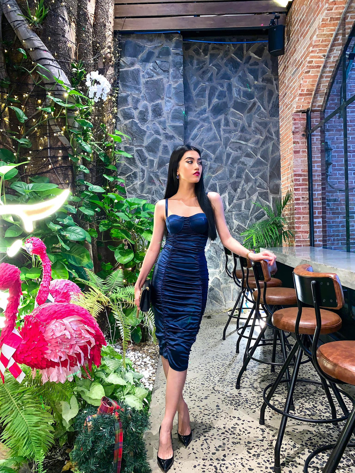 Đường cong hoàn hảo của người đẹp 27 tuổi được tôn lên trong kiểu đầm ôm sát.