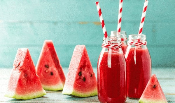 Nước ép dưa hấu: Theo y học cổ truyền, dưa hấu có tác dụng thanh nhiệt, giải độc và thường được dùng cho các trường hợp say nắng, say nóng. Khi bị say nắng, bạn có thể ép dưa hấu lấy nước và uống từng chút một.