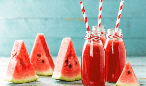 Nước ép dưa hấu: Theo y học cổ truyền, dưa hấu có tác dụng thanh nhiệt, giải độc và thường được dùng cho các trường hợp say nắng, say nóng. Khi bị say nắng, bạn có thể ép dưa hấu lấy nước và uống từng chút một.