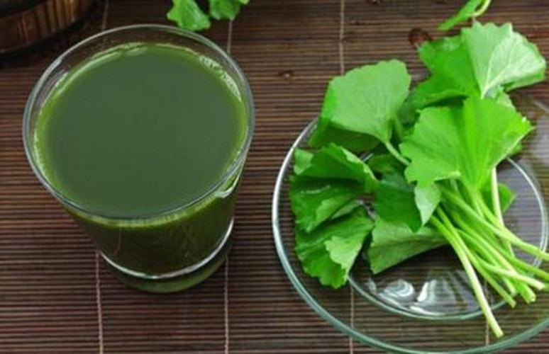 Nước rau má: Rau má có vị ngọt, tính mát, có tác dụng thanh nhiệt, giải độc, lợi tiểu. Khi bị say nắng, bạn có thể dùng rau má tươi xay nhuyễn, pha với nước hoặc nước dừa để uống. Bạn cũng có thể dùng rau má để nấu canh hoặc nấu lấy nước uống thay nước trà.