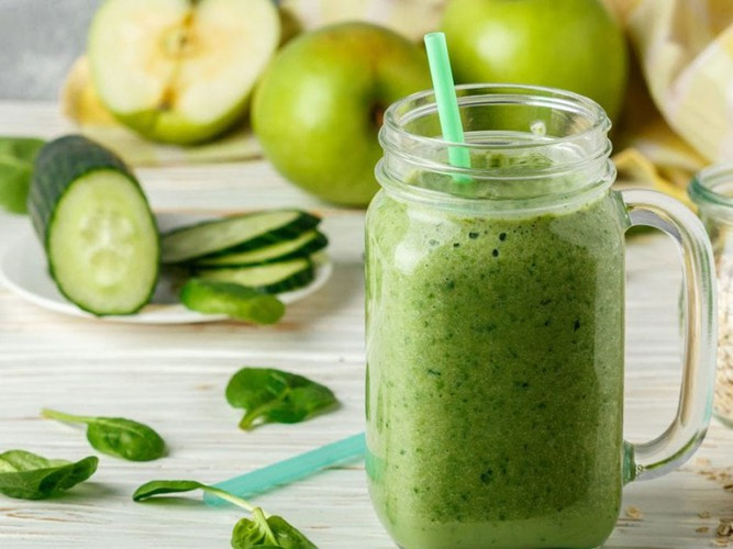 Nước ép dưa chuột: Dưa chuột vỏ xanh nhựa nhiều, hàm lượng nước khoảng 97% là thực phẩm thượng hạng có tác dụng sinh tân giải khát. Dưa chuột tươi có công hiệu thanh nhiệt giải độc rất tốt.