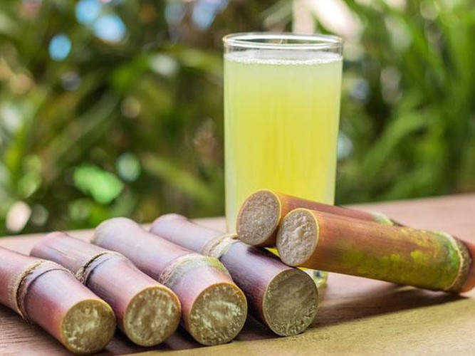 Nước mía có nhiều đường, giúp cung cấp năng lượng cho cơ thể nên nó giúp chữa say nắng hiệu quả. Bạn có thể dùng mía tươi ép lấy nước và uống.