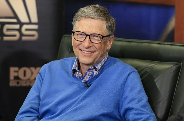 Phong cách thời trang của Bill Gates phản ánh rõ nét quan niệm sống đơn giản, không kiểu cách. Ông thường mặc áo len mỏng phối với sơ mi. Ảnh: IT.