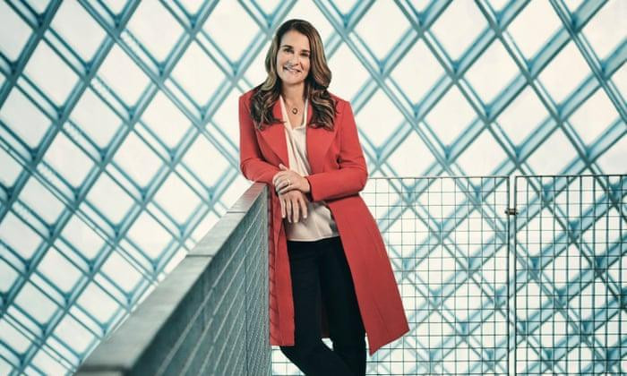 Bà luôn ưu ái các kiểu thời trang công sở nhẹ nhàng.