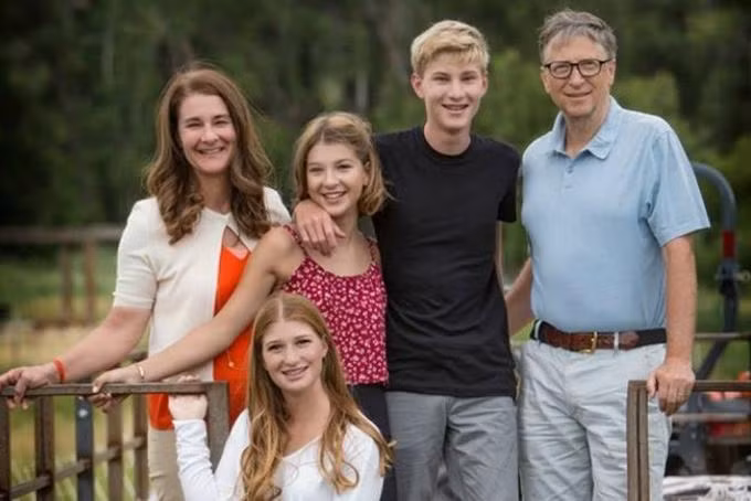 Hiện tại, Bill Gates là người giàu thứ 4 thế giới, sau Jeff Bezos của Amazon, Bernard Arnault của LVMH và Elon Musk của Tesla. Bill Gates đang nắm giữ 1,37% cổ phần của Microsoft, trị giá 26 triệu USD.