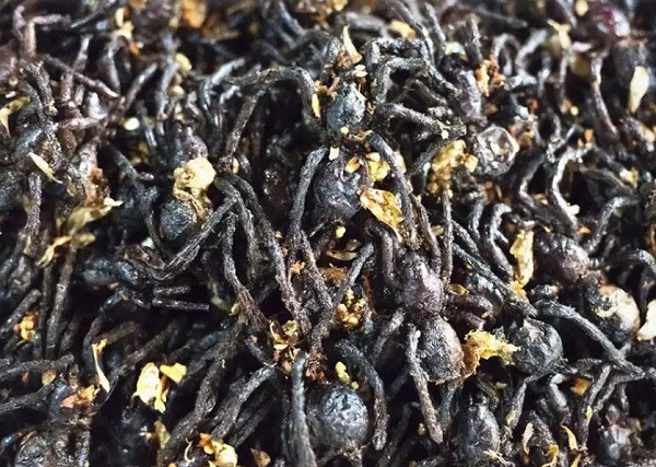 5. Nhện chiên: Món ăn phổ biến ở Campuchia này khá giòn ở bên ngoài và béo ngậy ở bên trong. Món ăn ghê rợn này thường được ăn kèm với cơm hoặc mì cùng rau thơm. Nếu bạn không sợ nhện, thì hãy nếm thử món ăn này khi có dịp.