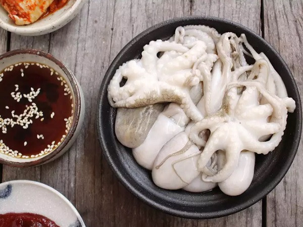 9. Sannakji: Đây là một món ăn ngon của Hàn Quốc được làm từ bạch tuộc sống, ướp với dầu mè và hạt nêm. Thế nhưng, món ăn này cũng khó ăn giống như Katsu ika odori-don vì dễ gây nghẹt thở. 