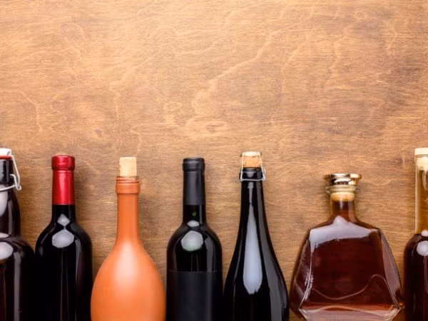 1. Rượu: Có vẻ rất thú vị khi thư giãn với một ly rượu vang ướp lạnh hoặc một ly cocktail đá trong mùa hè. Tuy nhiên, thực phẩm này có thể làm tăng nhiệt độ cơ thể bạn ngay lập tức, chỉ với một hoặc hai ly. Ngoài ra, rượu cũng có thể làm trầm trọng thêm tình trạng mất nước trong mùa hè và làm giảm hệ thống miễn dịch, khiến bạn dễ mắc một số bệnh.